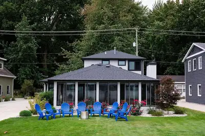 Image de Modern Lakefront Gun Lake Cottage Near Bay Pointe Inn