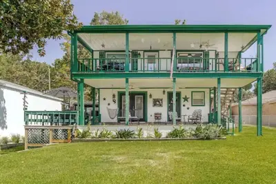 Image de Waterfront 5br + Hot Tub + Fire Pit with Awesome Building for Entertaining!