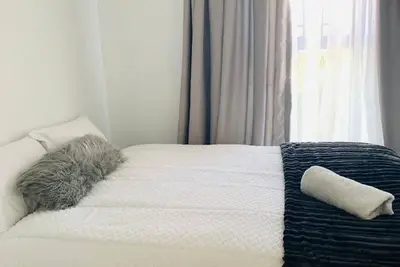 Image de This lovely self contained 3 bedroom apartment is 5 minutes from the beach!