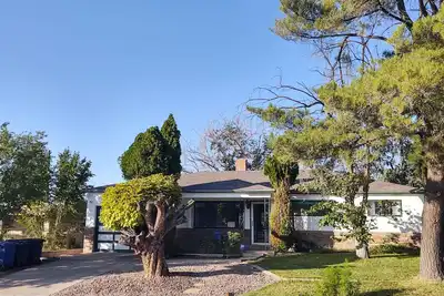 Image de 3br, 1 & 3/4 Ba, 1 Car Garage Newly Remodeled House in Neht's