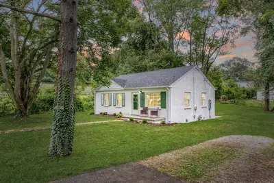 Image de Short Walk to Alumni Mall Campus Entrance Moss Arts Center and Pk's