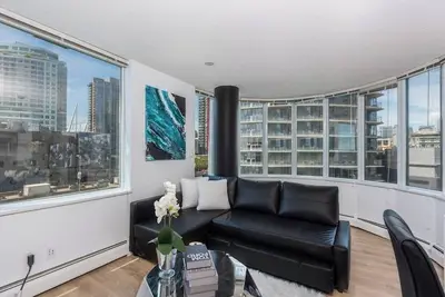 Image de Modern & Comfy in Downtown ~ Views ~ Pool