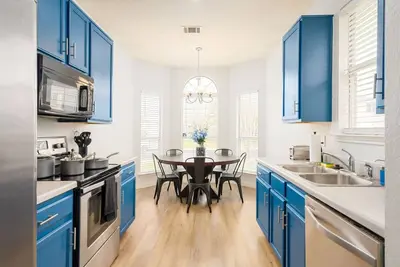 Super Clean/ Fun Environment! Low Cleaning Fee!