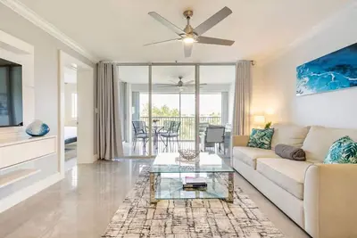 Image de Modern Luxury, Waterfall, Pool, 1/2 mile to Beach