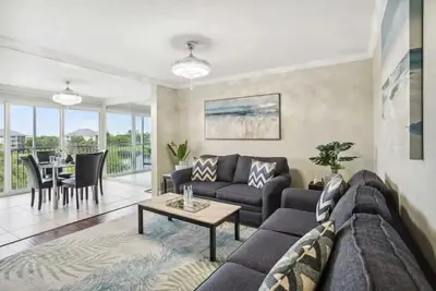 Image de Luxury, Lake & Sunset Views, pool, 1/2mi to beach!