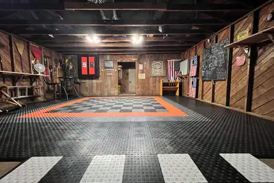 Dragons Lair - motorcycle friendly, all paved roads, lockable garage, no incline