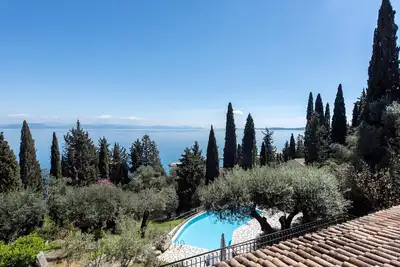 Image de \"Elevate Your Corfu Retreat: Lucky Villas - Tranquil Hillside Oasis with Private Pool, Spectacular Sea Views, and Tailored Luxury\"