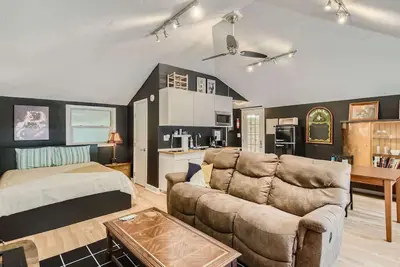 Image de Cozy, Eclectic, Quiet Studio-Walk to the Square!