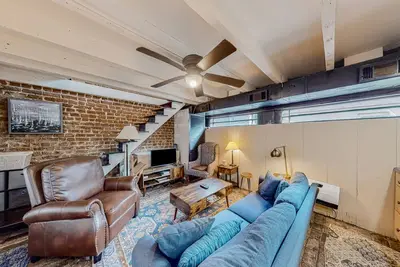 Image de Atmospheric carriage house steps from Forsyth Park, great for long stays