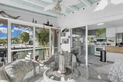 Image de Bikini Bottom - 3 Bedroom Home Canal With Boat Lift   -  Rental Lic# Vaca-23-244