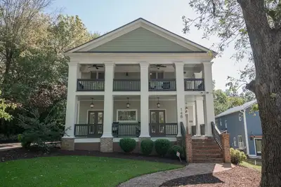 Upscale 4br Walk to Stadium and Downtown\n