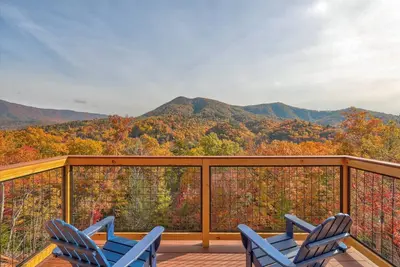 Image de ✨ Dreamy Mountain Views + Hot Tub + Movie Room + dog-friendly 🐶 ✨