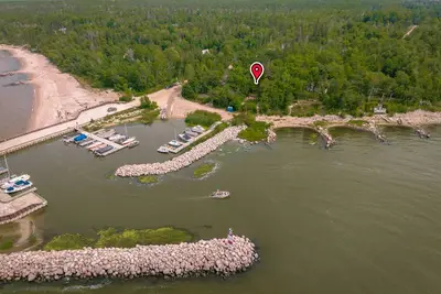 Image de 3br Harbor Front House with Fire Pit  Canoe, Hammock & Bikes near Grand Beach.