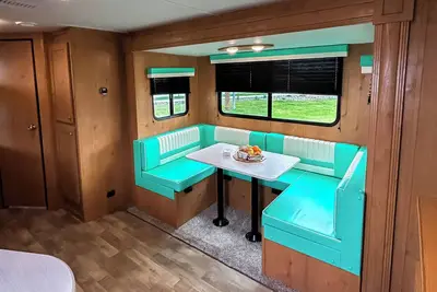 Image de Welcome to the 60s! Step back in time, but with modern conveniences!