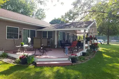 Image de Spacious Lakefront Retreat. 3 Bedroom, 2 Bath Ranch Home 30 ft from the water.