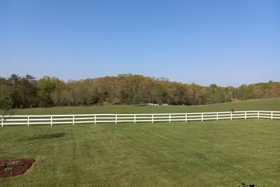 Image de Gorgeous countryside farmhouse on 10 acres. Carriage house also available.