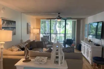 Image de Beach retreat condo, walking distance to the ocean! Fit for the whole family.