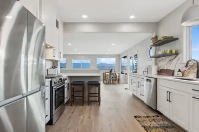 Image de Beautiful 6/5 home over looking Flathead Lake.