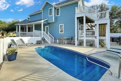 Image de Renovated Cottage w/ Heated Pool, Spa & Amenities!