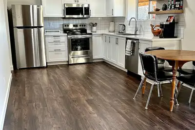 Image de Brand Newly Renovated Suite With Beautiful View of Bullrush Park!