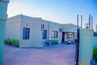 Image de Minutes from shopping malls and local attractions.