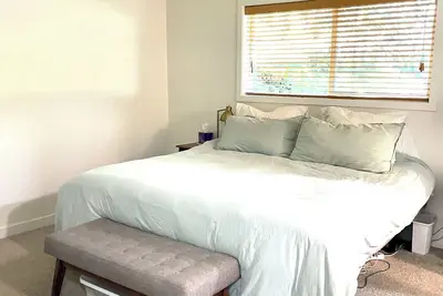 Image de Spacious and cozy 3br, 2. 5ba house w/ deck &  large private fenced in yard!