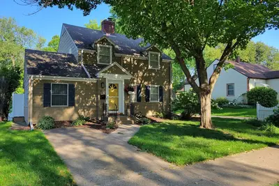 Image de Charming home, quiet neighborhood\n< 2mi to Shattuck, game room, deck