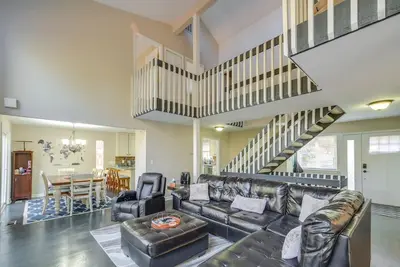 Image de Spacious & Serene Lake Ridge Retreat w/ Game Room!