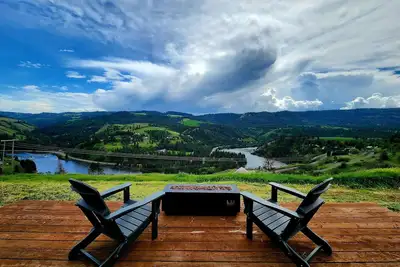 Image de Grandview Getaway offers spectacular views overlooking the Clearwarter river.