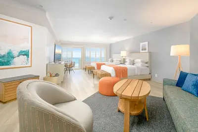 Image de Comfort and Relaxation! Four Spacious Units with Pool View, Beachfront Property!