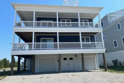 Image de Hidden Gem, Relax, Water Views, Bay Breezes Elevator & Decks &Hot Tub&Turf Fields