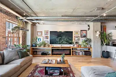 Image de this modern and sophisticated loft has spectacular city views