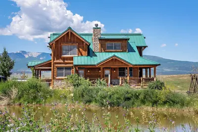 Image de Hilltop haven with 360º views, hot tub, fireplace