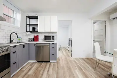 Image de Cozy Montreal retreat in the charming neighborhood of Ahuntsic (5mn to Sauvé)