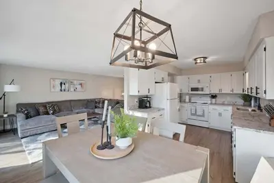 Image de Renovated! 3br 1. 5ba King Beds! Mid term Rental ok