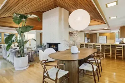 Image de LoBo Lake House: Mid-Century Modern Getaway