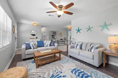 Image de Centrally Located to All the Best Gulf Beaches! Gas Grill, Fenced-in Backyard ~ Salt Life Haven