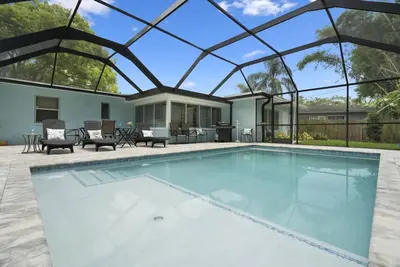Image de Close to Beach! Heated Pool! Pets Ok! Private/Fenced-in Backyard! Rock to Beach Home ~ Largo, Fl