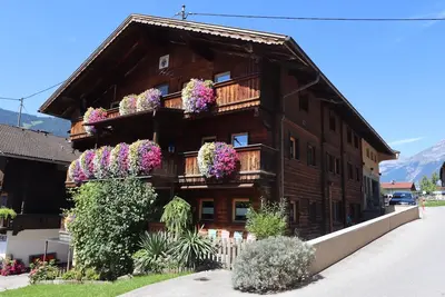 Image de Appartement dans le style typiquement tyrolien