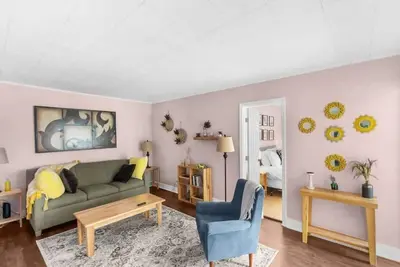 Image de 10 Mins to Legion Field Stadium- Blushing Bungalow