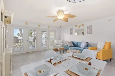 Image de Destin Condo|Walk to Beach|Community Pool & Hot Tub