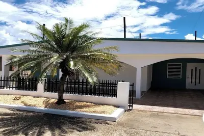 Image de Renovated 3 bedroom 2 bathroom just 2 blocks to beautiful beaches!