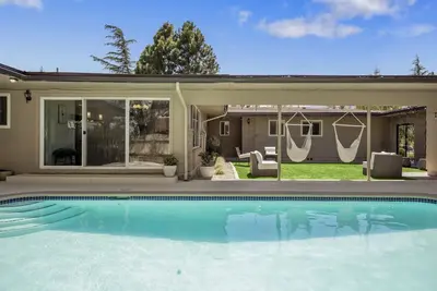 Image de Peaceful Pool House Hot Tub Fire Pit Pool Table