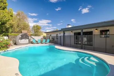 Image de Backyard Pool, PuttingGreen, Playground | Modern 5bdr | White Agate by AvantStay