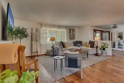 Image de @ Marbella Lane - Eccentric 4br Modern Ranch Home