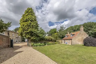 Image de The Vicarage and Cottage - two beautiful properties in Great Limber, sleeping 16 guests