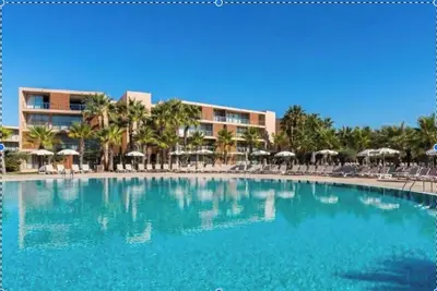 Image de Oasis: Beachside Bliss and Pools