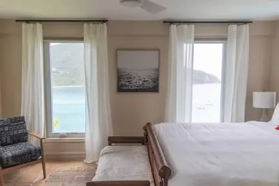 Image de Newly-updated, spacious, private foot path to beachfront, stunning ocean views\n