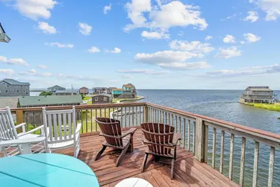 Image de Soundfront Dog Friendly Home w/ Hot Tub, Basketball, and Screened Porch