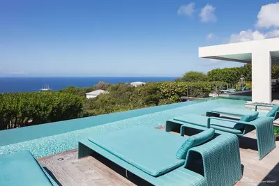 Image de Bellissima- Steps to beach, elegantly furnished, hillside w/ sweeping sea views